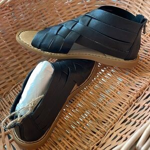NIB Born IWA Woven Black Leather Sandal Sz 7M Soft & Gorgeous